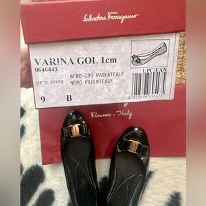 Ferragamo patent varina flat in black and gold striped size 9